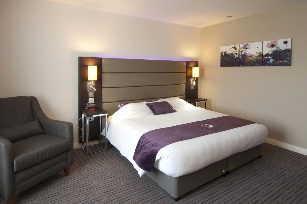 Premier Inn Redhill Reigate Exterior photo